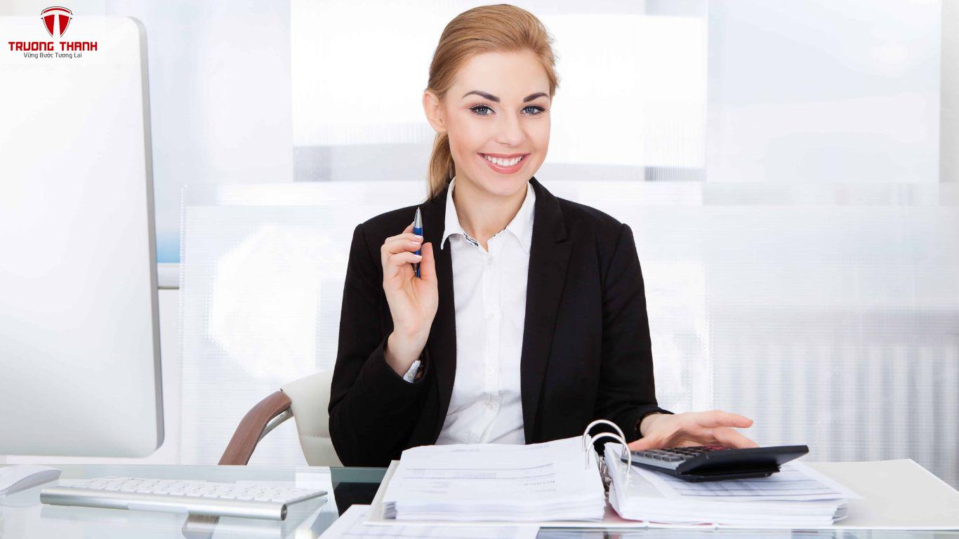 Khó Khăn Trong Việc Giải Thích Số Liệu Cho Sếp Không Rành Kế Toán