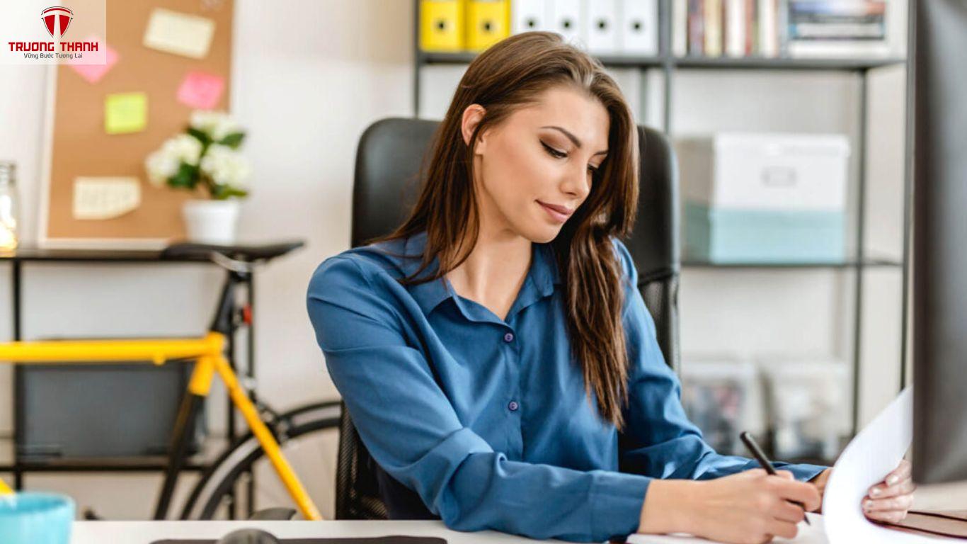 Khó Khăn Trong Việc Giải Thích Số Liệu Cho Sếp Không Rành Kế Toán