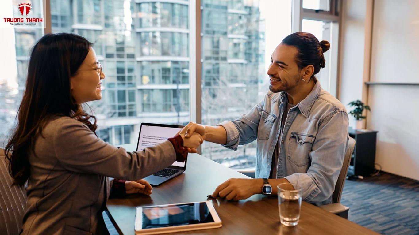 Chia Sẻ Mẹo Giúp Sinh Viên Thực Tập Giao Tiếp Hiệu Quả Với Khách Hàng