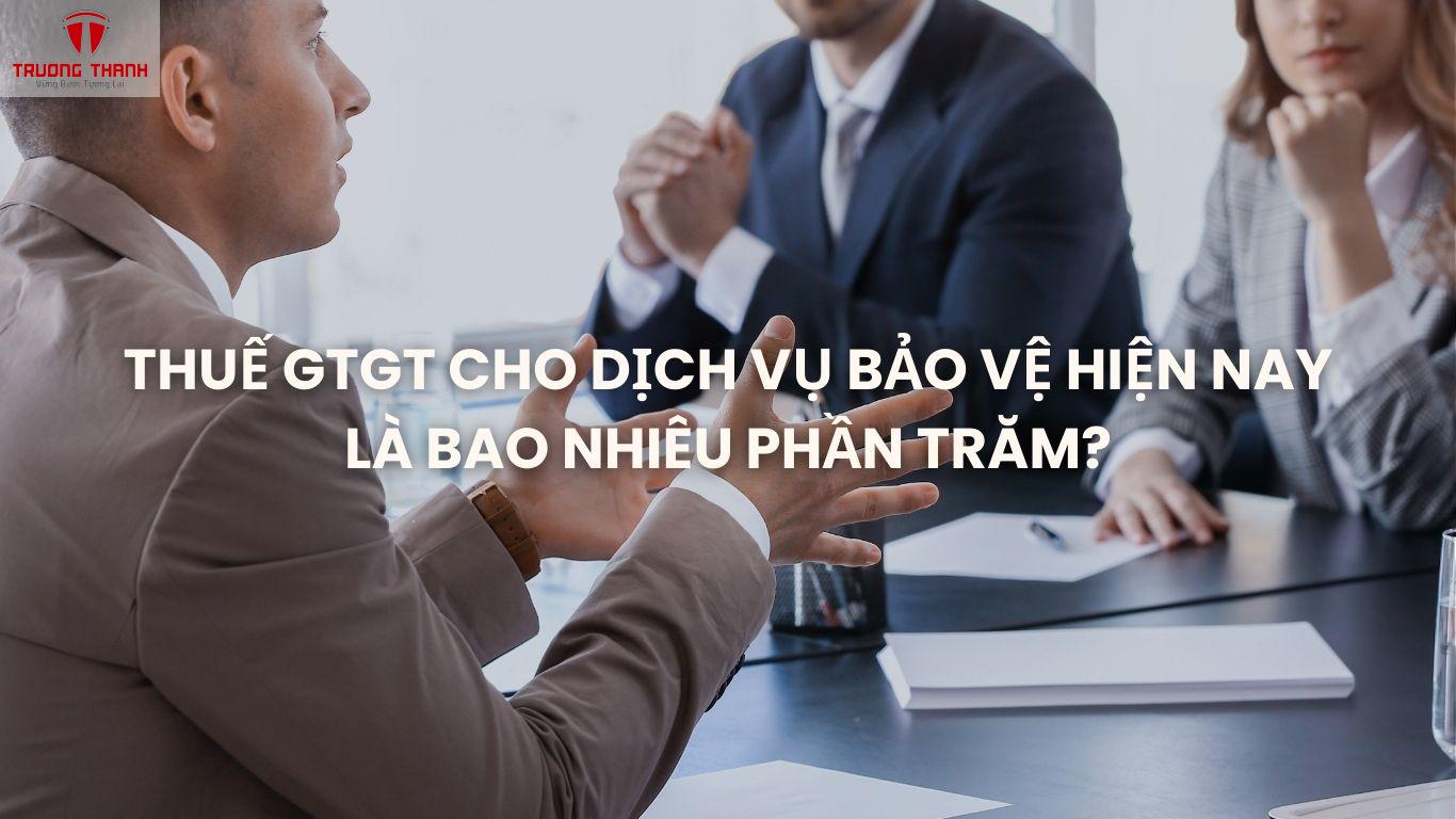 Thuế GTGT cho dịch vụ bảo vệ là một vấn đề quan trọng mà các doanh nghiệp nhỏ và vừa (SMEs) tại Hà Nội thường lo lắng, đặc biệt khi ngành dịch vụ bảo vệ đang phát triển mạnh nhưng chi phí thuế có thể ảnh hưởng đến lợi nhuận. Chủ doanh nghiệp thường băn khoăn về mức thuế suất chính xác, cách kê khai, và rủi ro bị truy thu thuế hoặc phạt hành chính từ 2–25 triệu đồng nếu hạch toán sai. Những nỗi lo này càng tăng khi doanh nghiệp phải xử lý hợp đồng dịch vụ bảo vệ, hóa đơn GTGT, và báo cáo thuế trong thời gian gấp rút cuối năm.
Những nỗi lo này không chỉ đến từ việc xác định mức thuế suất đúng, mà còn từ rủi ro không tuân thủ quy định pháp luật về thuế GTGT, gây sai sót trong kê khai và nộp thuế. Nhiều SMEs tại Hà Nội lo ngại không thể tối ưu hóa chi phí thuế hoặc không đáp ứng yêu cầu thanh tra thuế, dẫn đến mất thời gian và nguồn lực. Đây là lúc Dịch Vụ Kế Toán Tại Hà Nội – Trường Thành trở thành giải pháp lý tưởng, giúp doanh nghiệp tính thuế GTGT chính xác, tiết kiệm chi phí, và yên tâm vận hành.
Trường Thành, với hơn 10 năm kinh nghiệm tại Hà Nội, cung cấp dịch vụ chuyên nghiệp, từ tư vấn mức thuế GTGT cho dịch vụ bảo vệ đến hỗ trợ kê khai thuế GTGT, giúp SMEs tuân thủ pháp luật và tối ưu hóa chi phí thuế. Hướng dẫn này sẽ làm rõ mức thuế GTGT hiện nay, quy trình tính toán, và các lưu ý thực tiễn để doanh nghiệp tại Hà Nội vận hành hiệu quả trong năm 2025.
Tổng Quan Về Thuế GTGT Cho Dịch Vụ Bảo Vệ
Thuế GTGT cho dịch vụ bảo vệ là loại thuế gián thu áp dụng trên giá trị gia tăng của dịch vụ bảo vệ, như bảo vệ tòa nhà, sự kiện, hoặc vận chuyển hàng hóa. Theo Luật Thuế giá trị gia tăng 2008 (sửa đổi, bổ sung năm 2013 và 2024), dịch vụ bảo vệ không thuộc đối tượng không chịu thuế GTGT, nên chịu mức thuế suất 10%. Tuy nhiên, từ ngày 1/7/2025 đến hết 31/12/2026, theo Nghị định 174/2025/NĐ-CP và Nghị quyết 204/2025/QH15, mức thuế suất được giảm 2%, xuống còn 8% cho hầu hết các dịch vụ chịu 10% (không áp dụng cho một số lĩnh vực như viễn thông, tài chính, bất động sản).
Mức thuế GTGT cho dịch vụ bảo vệ hiện nay (từ 1/7/2025) là 8%, áp dụng cho giá trị dịch vụ cung cấp, bao gồm phí bảo vệ, phụ cấp, và chi phí liên quan. Ví dụ, một công ty dịch vụ bảo vệ tại Hà Nội cung cấp dịch vụ cho tòa nhà với giá trị 100 triệu đồng, thuế GTGT phải nộp là 8 triệu đồng (8% x 100 triệu). Điều này giúp doanh nghiệp giảm gánh nặng thuế tạm thời, hỗ trợ phục hồi kinh tế hậu đại dịch.
Cơ sở pháp lý cho thuế GTGT dịch vụ bảo vệ bao gồm Luật Thuế GTGT 2008, Nghị định 174/2025/NĐ-CP (giảm thuế 2%), Thông tư 39/2014/TT-BTC (hóa đơn GTGT), và Thông tư 200/2014/TT-BTC (hạch toán kế toán). Theo pháp luật hiện nay, doanh nghiệp phải lập hóa đơn GTGT với thuế suất 8%, ghi rõ chú thích “áp dụng chính sách giảm thuế GTGT theo Nghị định 174/2025/NĐ-CP” để đảm bảo tính minh bạch khi thanh tra.
Đối tượng chịu thuế GTGT cho dịch vụ bảo vệ bao gồm:
Dịch vụ bảo vệ tòa nhà, sự kiện, vận chuyển.
Phí bảo vệ an ninh, giám sát camera.
Phụ cấp cho nhân viên bảo vệ (nếu tính vào giá dịch vụ).
Doanh nghiệp nộp thuế GTGT theo phương pháp khấu trừ (đầu ra trừ đầu vào) hoặc trực tiếp (nếu doanh thu dưới 100 triệu đồng/năm). Các trường hợp miễn thuế GTGT cho dịch vụ bảo vệ hiếm, chủ yếu là dịch vụ cho cơ quan nhà nước hoặc dự án công cộng theo quy định riêng.
Chủ doanh nghiệp cần hiểu rằng việc nắm rõ mức thuế GTGT 8% và cách kê khai giúp SMEs tại Hà Nội tránh sai sót, tối ưu hóa chi phí, và xây dựng hình ảnh doanh nghiệp tuân thủ pháp luật.
Hướng Dẫn Chi Tiết Quy Trình Tính Và Hạch Toán Thuế GTGT Dịch Vụ Bảo Vệ
Cách tính thuế GTGT cho dịch vụ bảo vệ theo Nghị định 174/2025/NĐ-CP là 8% trên giá trị dịch vụ cung cấp. Công thức: Thuế GTGT = Giá trị dịch vụ (không bao gồm thuế) x 8%. Ví dụ, giá trị dịch vụ 100 triệu đồng, thuế GTGT = 100 triệu x 8% = 8 triệu đồng. Tổng thanh toán = 108 triệu đồng.
Bút toán hạch toán thuế GTGT theo Thông tư 200/2014/TT-BTC và Thông tư 133/2016/TT-BTC bao gồm:
Ghi nhận doanh thu dịch vụ: Nợ TK 131 (Phải thu khách hàng): 108 triệu, Có TK 511 (Doanh thu): 100 triệu, Có TK 3331 (Thuế GTGT đầu ra): 8 triệu.
Nộp thuế GTGT: Nợ TK 3331: 8 triệu, Có TK 112 (Tiền gửi ngân hàng): 8 triệu.
Khấu trừ thuế GTGT đầu vào: Nếu doanh nghiệp mua thiết bị bảo vệ 20 triệu đồng (thuế 1.6 triệu), bút toán: Nợ TK 152 (Nguyên liệu): 20 triệu, Nợ TK 133 (Thuế GTGT đầu vào): 1.6 triệu, Có TK 331: 21.6 triệu.
Ví dụ minh họa: Một công ty dịch vụ bảo vệ tại Hà Nội cung cấp dịch vụ cho tòa nhà với giá trị 150 triệu đồng, thuế GTGT 8% (12 triệu đồng). Bút toán: Nợ TK 131: 162 triệu, Có TK 511: 150 triệu, Có TK 3331: 12 triệu. Khi nộp thuế: Nợ TK 3331: 12 triệu, Có TK 112: 12 triệu. Doanh nghiệp cần lưu hóa đơn GTGT, hợp đồng dịch vụ, và biên bản nghiệm thu để hợp lệ hóa.
Doanh nghiệp nên sử dụng phần mềm kế toán như MISA SME để tự động hóa bút toán hạch toán thuế GTGT, đảm bảo ghi nhận đúng tài khoản và giảm sai sót. Theo pháp luật hiện nay, việc lập hóa đơn GTGT với thuế suất 8% và chú thích giảm thuế là bắt buộc để hỗ trợ thanh tra.
Chủ doanh nghiệp cần phối hợp với kế toán viên để đảm bảo hạch toán đúng chuẩn mực kế toán. Việc này không chỉ giúp tuân thủ quy định thuế GTGT dịch vụ bảo vệ mà còn tối ưu hóa chi phí và tránh rủi ro pháp lý.
Các Vấn Đề Liên Quan Và Sai Lầm Thường Gặp
Quy định pháp luật về thuế yêu cầu dịch vụ bảo vệ phải kê khai thuế GTGT đúng mức 8% và lưu trữ hồ sơ kê khai thuế GTGT. Sai sót trong kê khai có thể dẫn đến truy thu thuế hoặc phạt hành chính. Ví dụ, một công ty ghi nhận sai thuế suất 10% thay vì 8%, dẫn đến truy thu 2 triệu đồng thuế GTGT và phạt 0.4 triệu đồng.
Sai lầm thường gặp khi hạch toán thuế GTGT bao gồm:
Thiếu chú thích giảm thuế trên hóa đơn GTGT, gây khó khăn khi thanh tra.
Ghi nhận sai tài khoản (ví dụ: ghi thuế GTGT đầu ra vào TK 33311 thay vì TK 3331).
Không kê khai hoặc nộp thuế GTGT đúng hạn, dẫn đến phạt từ 10–20% số thuế thiếu.
Thiếu chứng từ hợp lệ như hợp đồng dịch vụ hoặc biên bản nghiệm thu, gây loại chi phí đầu vào.
Lưu ý quan trọng để tối ưu hóa:
Rà soát kỹ hóa đơn và hợp đồng dịch vụ bảo vệ trước khi kê khai thuế.
Sử dụng phần mềm kế toán để tự động hóa ghi nhận và kê khai thuế GTGT.
Đảm bảo hóa đơn GTGT ghi rõ mức thuế 8% và chú thích giảm thuế theo Nghị định 174/2025/NĐ-CP.
Phối hợp với Dịch Vụ Kế Toán Trường Thành để xử lý các trường hợp phức tạp, như dịch vụ bảo vệ xuất khẩu hoặc hợp đồng ngắn hạn.
Theo pháp luật hiện nay, việc sử dụng hóa đơn điện tử và hệ thống eTax giúp tăng tính minh bạch. Trường Thành hỗ trợ SMEs tại Hà Nội rà soát hồ sơ kê khai thuế GTGT, lập báo cáo, và tối ưu hóa chi phí, giúp tiết kiệm thời gian và giảm rủi ro pháp lý.
Doanh nghiệp cần lưu ý rằng việc chuẩn bị kỹ hạch toán thuế GTGT dịch vụ bảo vệ với sự hỗ trợ của Trường Thành không chỉ giúp tuân thủ pháp luật mà còn tạo cơ hội tận dụng mức giảm 8%, giảm gánh nặng thuế, và nâng cao hiệu quả kinh doanh.
Giải Pháp Tối Ưu Hóa Và Kinh Nghiệm Thực Tế
Để tối ưu hóa hạch toán thuế GTGT dịch vụ bảo vệ, doanh nghiệp nên sử dụng phần mềm kế toán như MISA SME hoặc Fast Business để tự động hóa ghi nhận thuế GTGT và lập tờ khai. Ví dụ, một công ty sử dụng MISA SME phát hiện sai sót khi ghi nhận thuế GTGT 10% thay vì 8%, kịp thời điều chỉnh để tiết kiệm 2 triệu đồng thuế GTGT. Công nghệ giúp giảm sai sót và tiết kiệm thời gian.
Lập kế hoạch quản lý thuế GTGT chặt chẽ là yếu tố quan trọng. Doanh nghiệp cần thiết lập hệ thống theo dõi hợp đồng dịch vụ, hóa đơn GTGT, và biên bản nghiệm thu, đảm bảo đồng bộ với eTax. Theo pháp luật hiện nay, việc sử dụng eTax để nộp tờ khai thuế GTGT giúp tăng tính minh bạch và giảm rủi ro khi thanh tra.
Đào tạo nhân sự kế toán về quy định thuế GTGT dịch vụ bảo vệ và mức thuế GTGT 8% là một giải pháp hiệu quả. Ví dụ, một công ty dịch vụ bảo vệ tổ chức đào tạo nội bộ, giúp nhân viên hiểu cách lập hóa đơn GTGT với chú thích giảm thuế, giảm 25% thời gian xử lý thuế hàng tháng. Điều này cũng giúp doanh nghiệp tránh sai sót khi thanh tra thuế.
Các giải pháp tối ưu hóa bao gồm:
Sử dụng phần mềm kế toán để tự động hóa hạch toán và kê khai thuế GTGT.
Thiết lập lịch kiểm tra hợp đồng và hóa đơn GTGT hàng quý.
Lưu trữ hồ sơ kê khai thuế GTGT đầy đủ, bao gồm hợp đồng, hóa đơn, và biên bản nghiệm thu.
Phối hợp với dịch vụ kế toán chuyên nghiệp để xử lý các trường hợp dịch vụ bảo vệ phức tạp, như hợp đồng quốc tế.
Một case study thực tế: Một công ty dịch vụ bảo vệ tại Hà Nội cung cấp dịch vụ cho tòa nhà với giá trị 200 triệu đồng, thuế GTGT 8% (16 triệu đồng). Trường Thành hỗ trợ rà soát hợp đồng, lập hóa đơn GTGT với chú thích giảm thuế, và kê khai thuế GTGT đầu ra. Bút toán: Nợ TK 131: 216 triệu, Có TK 511: 200 triệu, Có TK 3331: 16 triệu. Khi nộp thuế: Nợ TK 3331: 16 triệu, Có TK 112: 16 triệu. Doanh nghiệp sử dụng dịch vụ của Trường Thành để tự động hóa bút toán và lập tờ khai thuế, đảm bảo nộp đúng hạn và tránh phạt.
Dịch Vụ Kế Toán Tại Hà Nội – Trường Thành
Bạn đang băn khoăn thuế GTGT cho dịch vụ bảo vệ hiện nay là bao nhiêu phần trăm? Trường Thành – dịch vụ kế toán chuyên nghiệp tại Hà Nội – sẵn sàng đồng hành cùng SMEs. Chúng tôi cung cấp giải pháp toàn diện, từ tư vấn quy định thuế GTGT dịch vụ bảo vệ đến thực hiện hạch toán thuế GTGT, đảm bảo tuân thủ pháp luật hiện nay năm 2025.
✅ Hỗ trợ tính thuế GTGT dịch vụ bảo vệ chính xác với mức 8%.
✅ Tư vấn cách kê khai thuế GTGT hợp lệ và tối ưu hóa.
✅ Hướng dẫn lập hồ sơ kê khai thuế GTGT đầy đủ, minh bạch.
✅ Đào tạo quản lý thuế GTGT hiệu quả cho SMEs.
👉 Liên hệ Trường Thành qua hotline 0903 284 568 hoặc website để nhận tư vấn miễn phí và trải nghiệm dịch vụ chất lượng!
Quản lý thuế GTGT cho dịch vụ bảo vệ không còn là thách thức với sự hỗ trợ của Trường Thành. Chúng tôi cam kết mang đến giải pháp nhanh chóng, giúp SMEs tại Hà Nội tập trung phát triển kinh doanh mà không lo lắng về thuế. Gọi ngay để được tư vấn chi tiết!