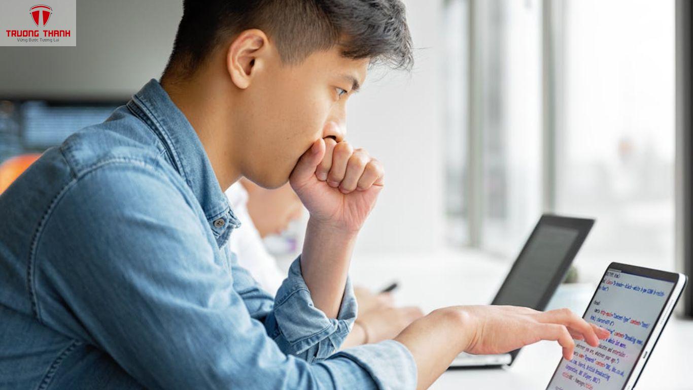 Có Nên Tuyển Người Thân Vào Làm Việc Giải Pháp Hay Con Dao Hai Lưỡi