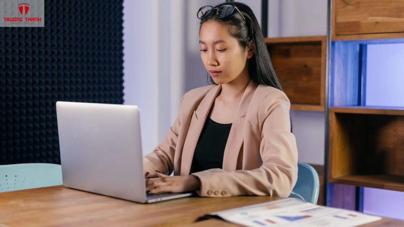 Có Nên Tuyển Người Thân Vào Làm Việc Giải Pháp Hay Con Dao Hai Lưỡi