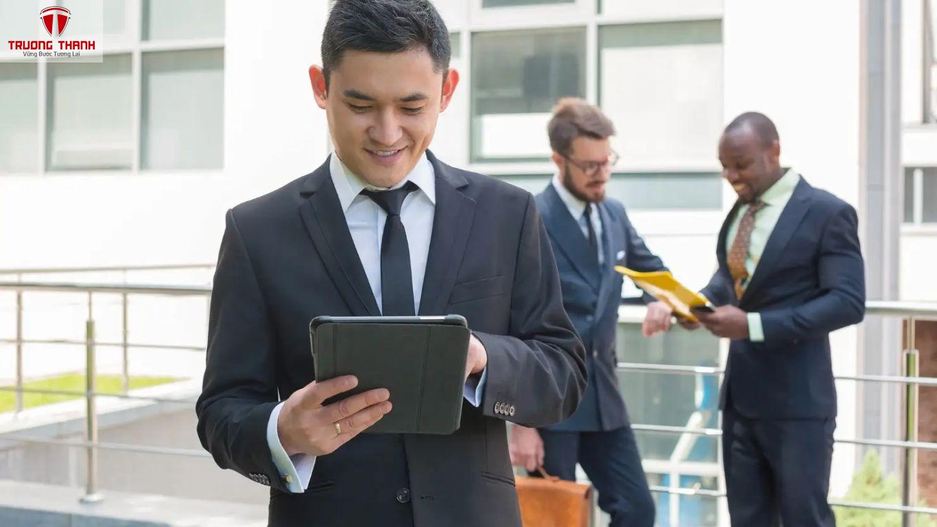 Khởi Nghiệp Một Mình Hay Có Đối Tác Cách Nào An Toàn Hơn