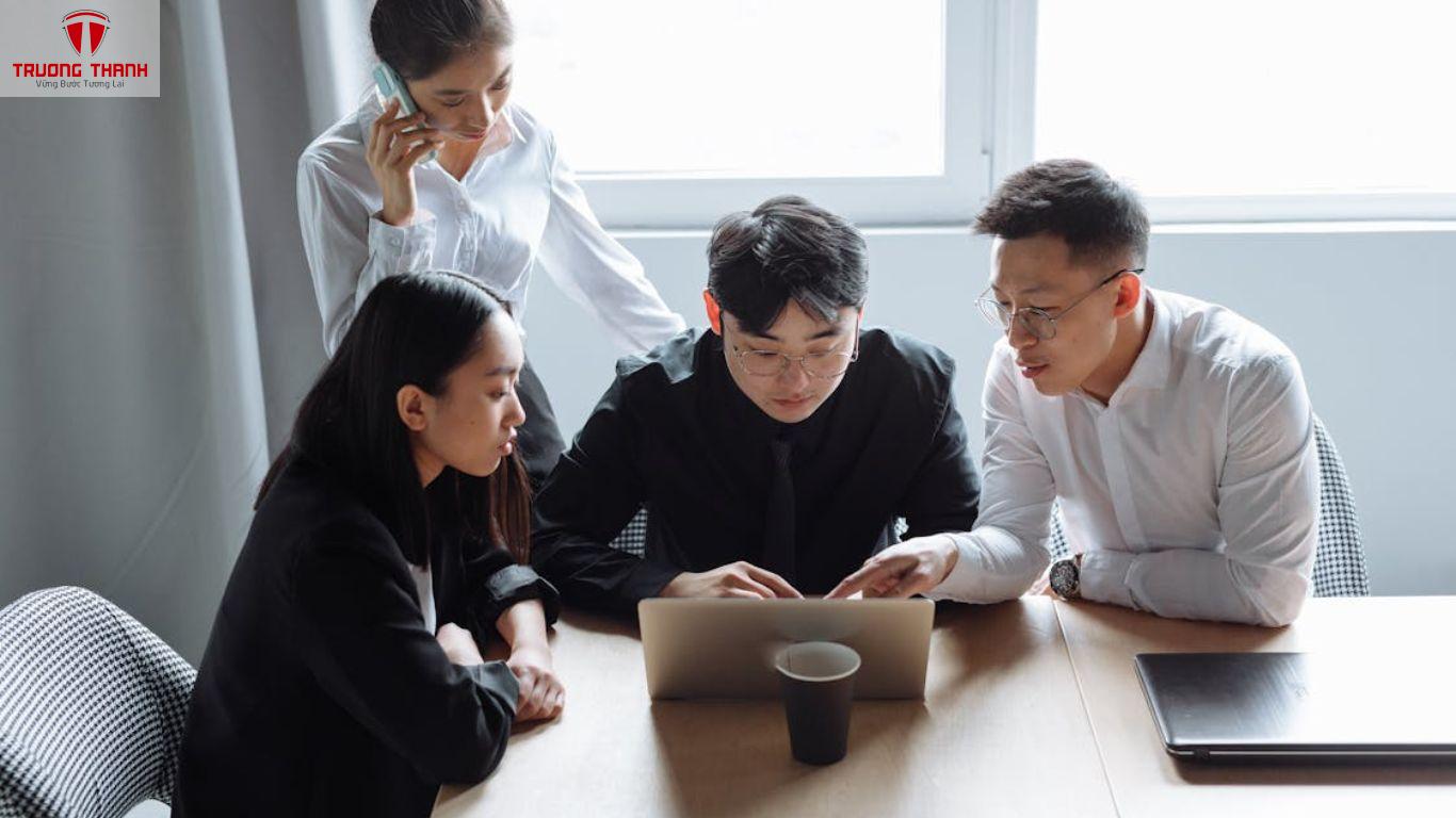 Làm Thế Nào Để Thu Hút Người Giỏi Dù Chưa Có Tiền Trả Cao 