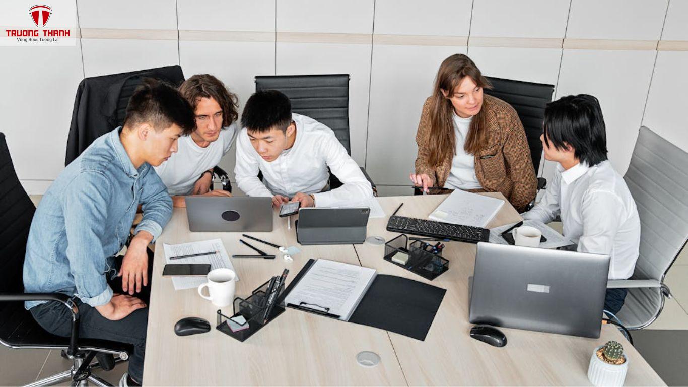 Làm Thế Nào Để Thu Hút Người Giỏi Dù Chưa Có Tiền Trả Cao 
