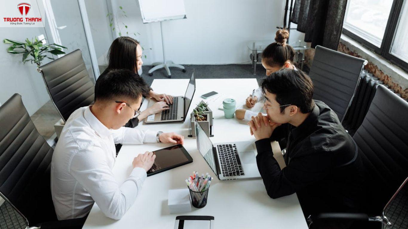 Làm Thế Nào Để Thu Hút Người Giỏi Dù Chưa Có Tiền Trả Cao 