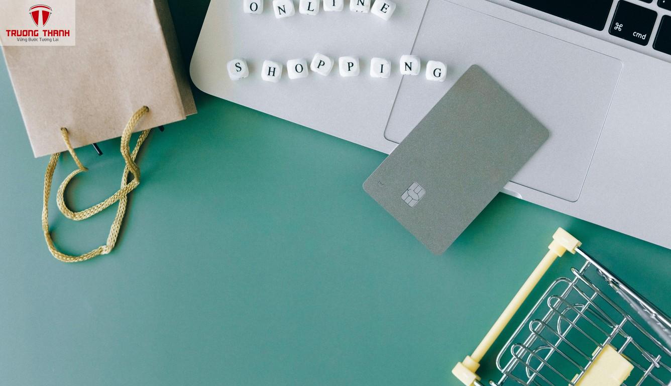 Kinh doanh online với laptop và quản lý đơn hàng