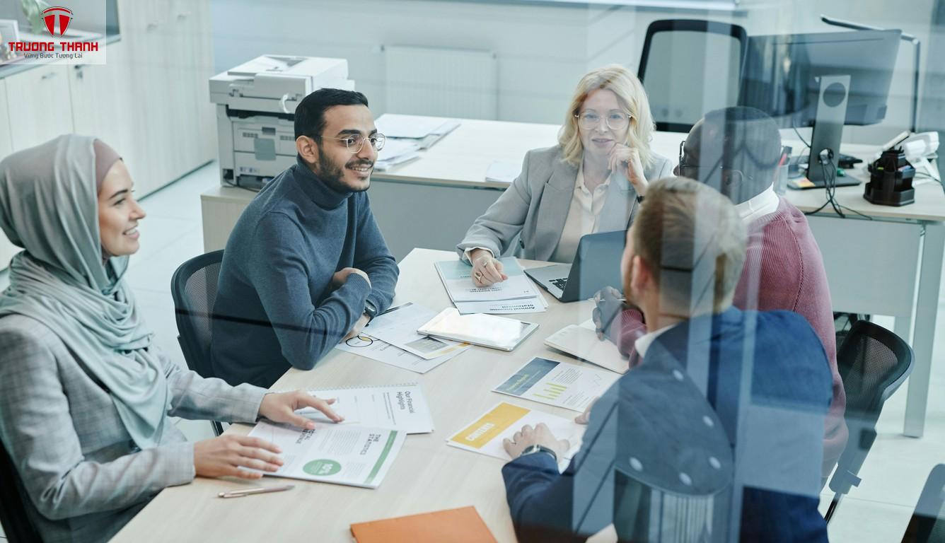 Cuộc họp bán hàng B2B với doanh nghiệp