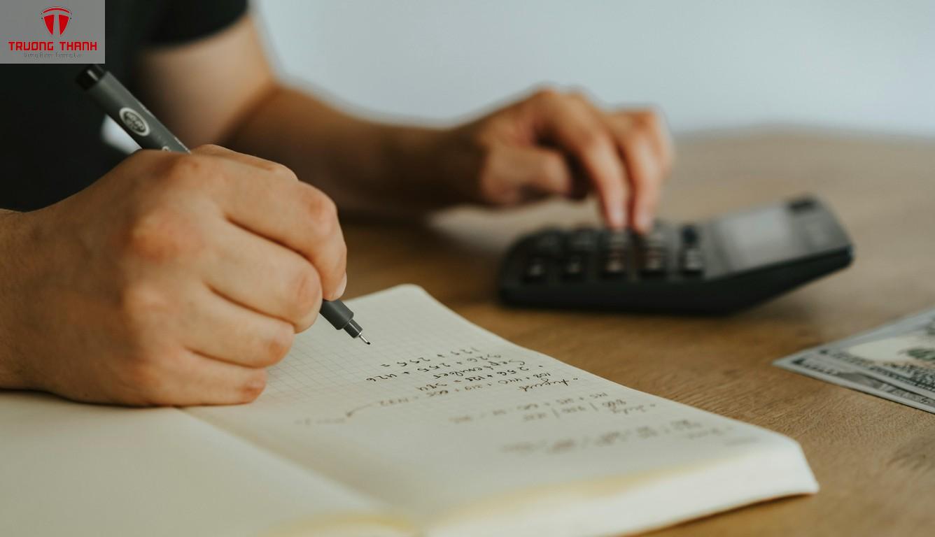 Doanh nhân tính toán chi phí và biên lợi nhuận