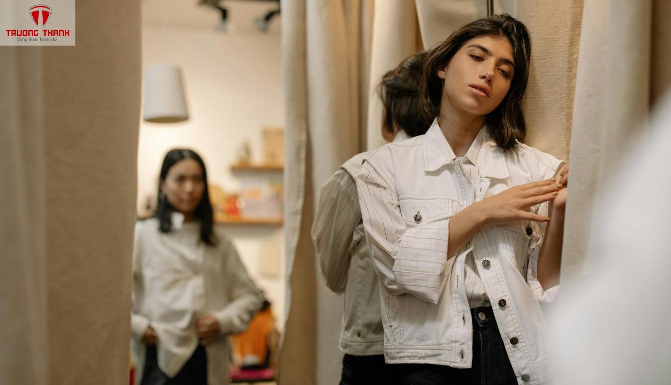 Hành vi mua hàng phản ánh nhu cầu thật và rủi ro khách muốn tránh
