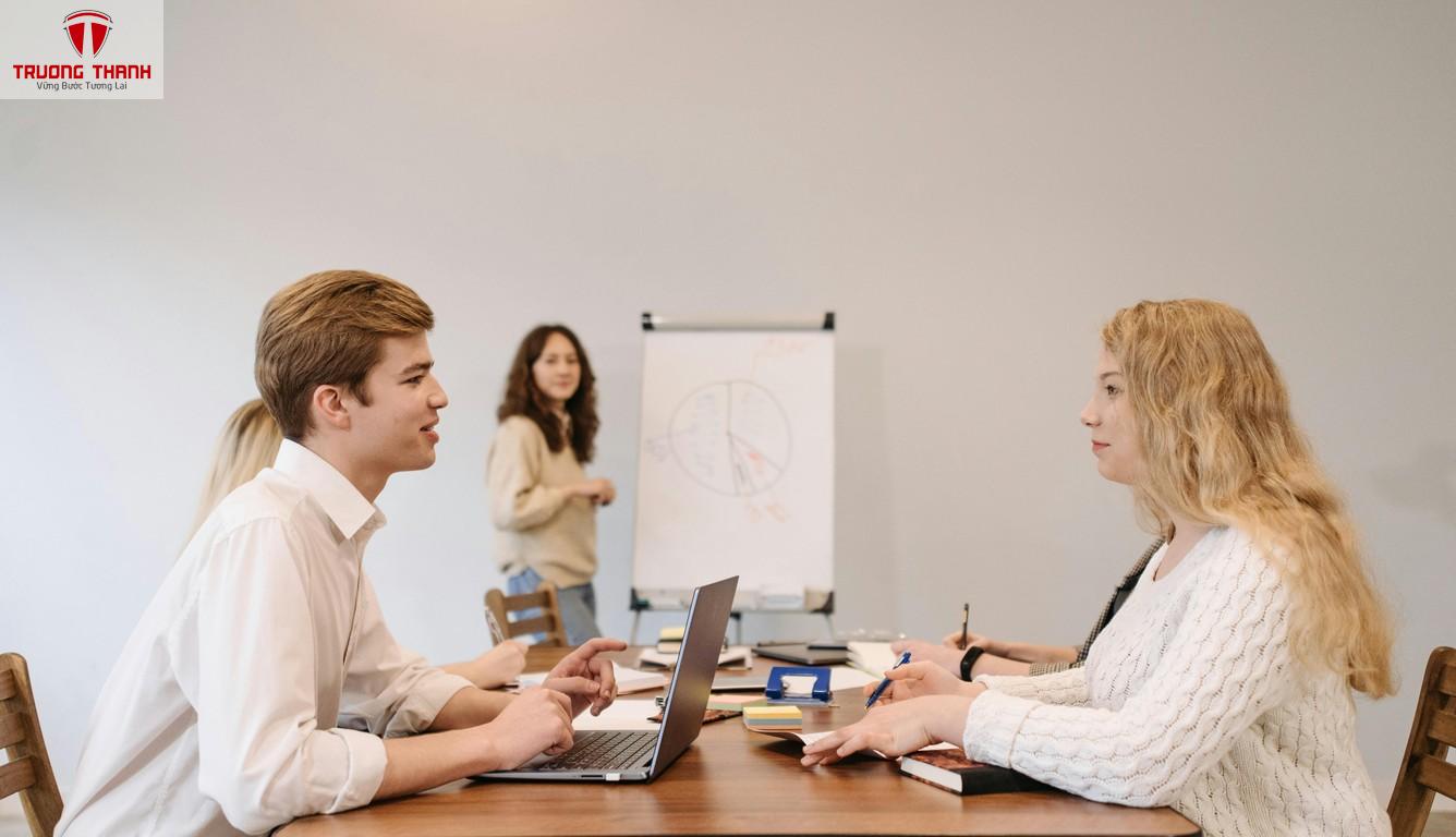 Thảo luận với đại lý về chính sách phân phối và công nợ