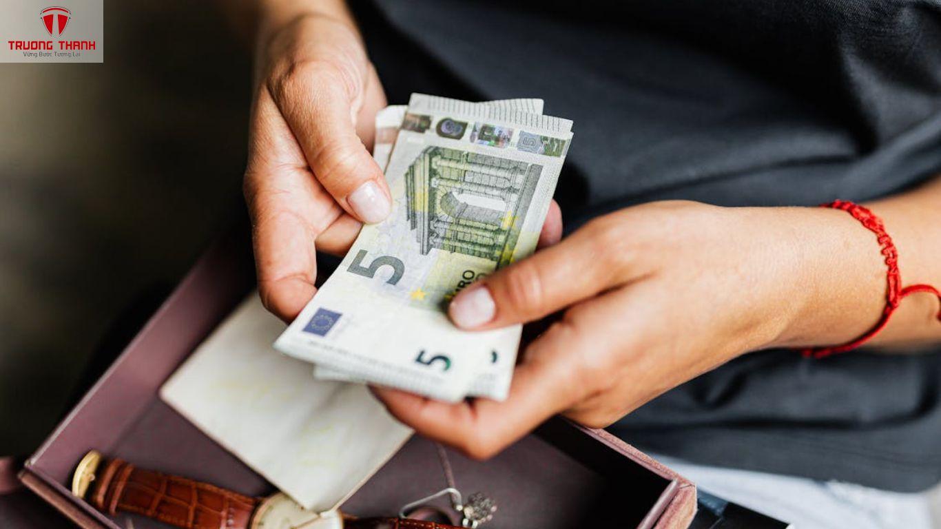 Vì Sao Nhiều Người Có Thu Nhập Cao Nhưng Vẫn Không Tiết Kiệm Được Tiền