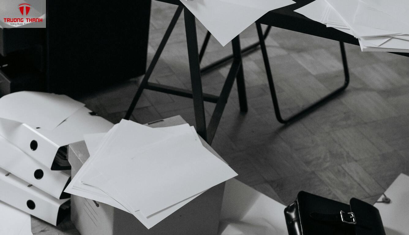 Tài liệu/hồ sơ trên bàn làm việc – minh họa quá trình hoàn thiện thủ tục
