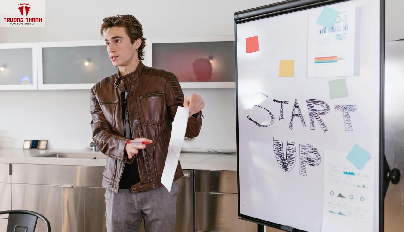 Minh họa hành trình tìm khách hàng đầu tiên cho startup