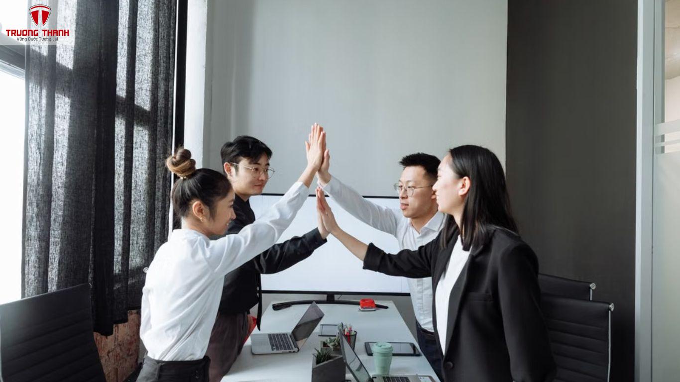 Khi Nào Nên Tuyển Thêm Người Và Khi Nào Nên Tối Ưu Đội Hiện Tại?