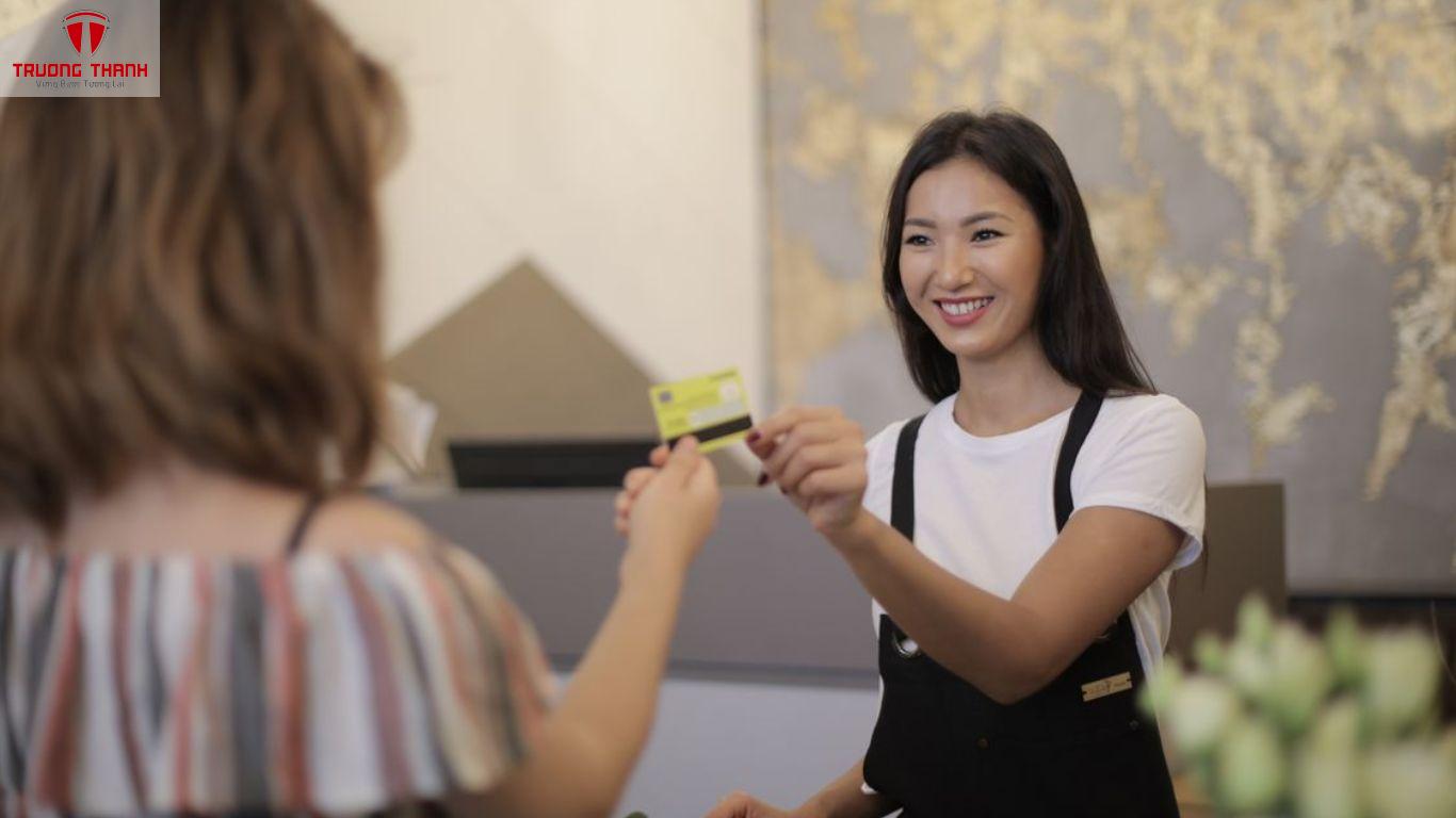 Vì Sao Giữ Chân Khách Hàng Cũ Quan Trọng Hơn Tìm Khách Mới?