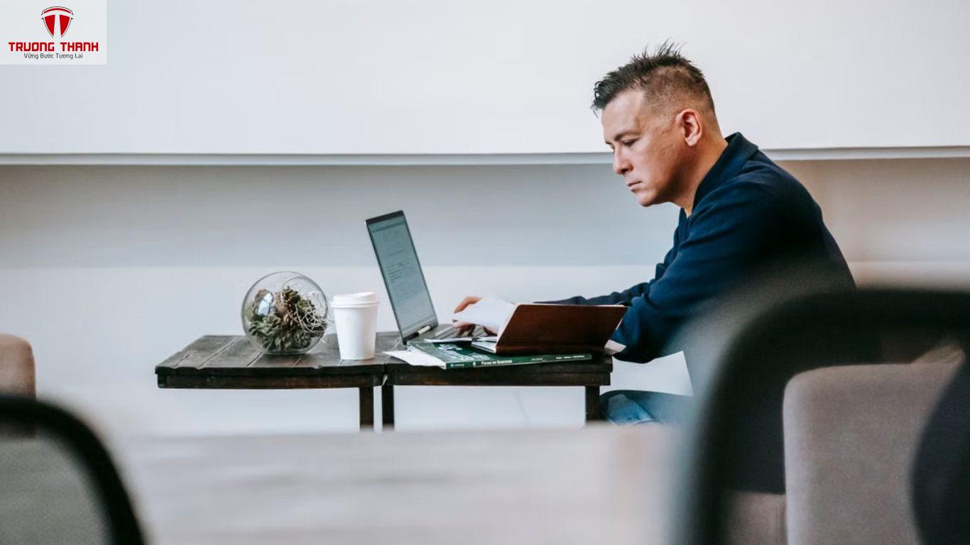 Chủ Doanh Nghiệp Nên Tập Trung Điều Hành Hay Trực Tiếp Xử Lý Công Việc?
